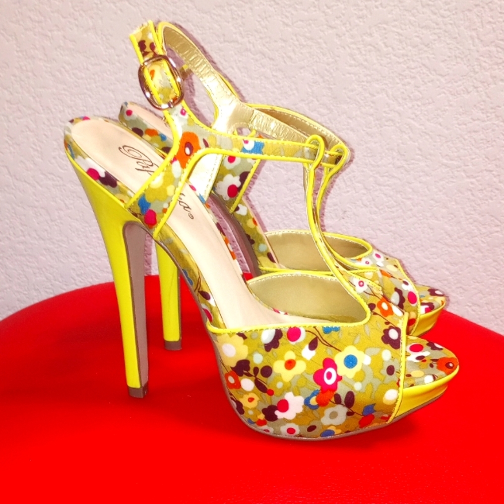 Paprika Designer Green Flower Pattern Heels (Size 6)